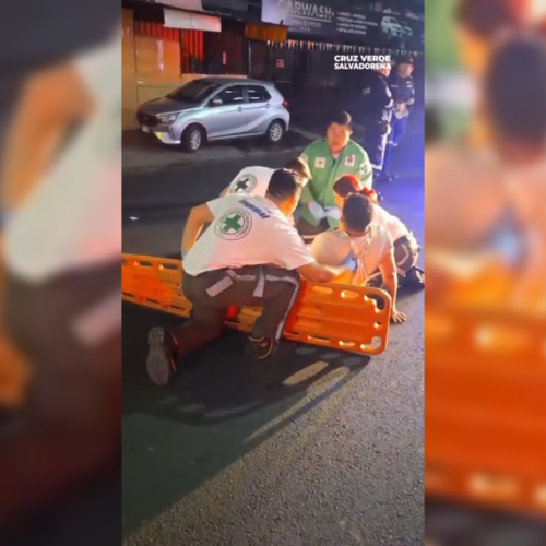 Dos personas resultaron con múltiples traumas tras un fuerte percance vial atendido por unidades de Cruz Verde frente al Hospital Bloom. Foto: Cruz Verde Salvadoreña.