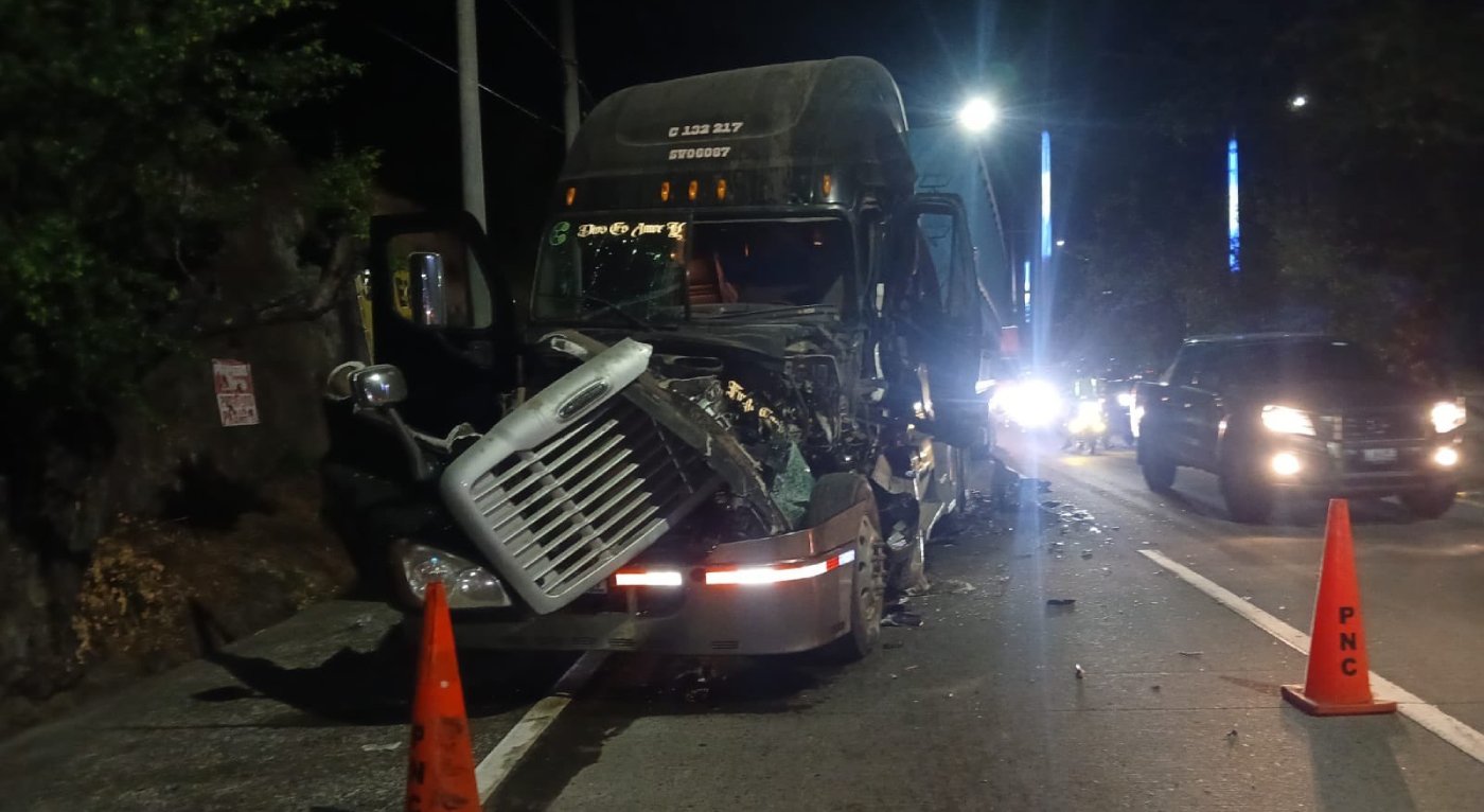 Cuatro vehículos, incluyendo dos rastras, colisionaron en el km 33 de la autopista a Comalapa por exceso de velocidad, dejando un lesionado y tráfico reducido. Foto: @PNCSV.