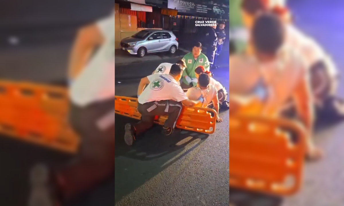 Dos personas resultaron con múltiples traumas tras un fuerte percance vial atendido por unidades de Cruz Verde frente al Hospital Bloom. Foto: Cruz Verde Salvadoreña.