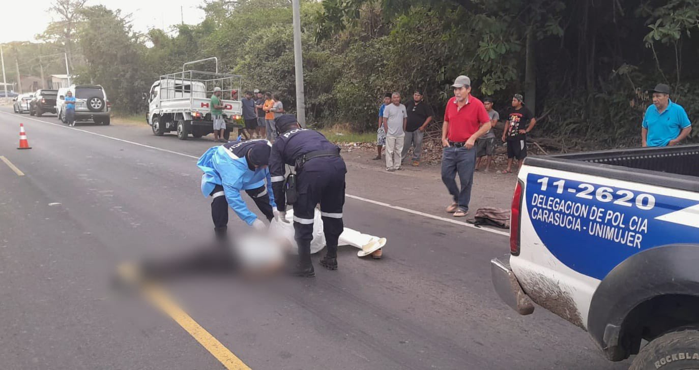 Un hombre falleció en el km 98 de la carretera Litoral tras ser embestido por un conductor, quien fue detenido por homicidio culposo en Jujutla, Ahuachapán. Foto: @PNCSV.