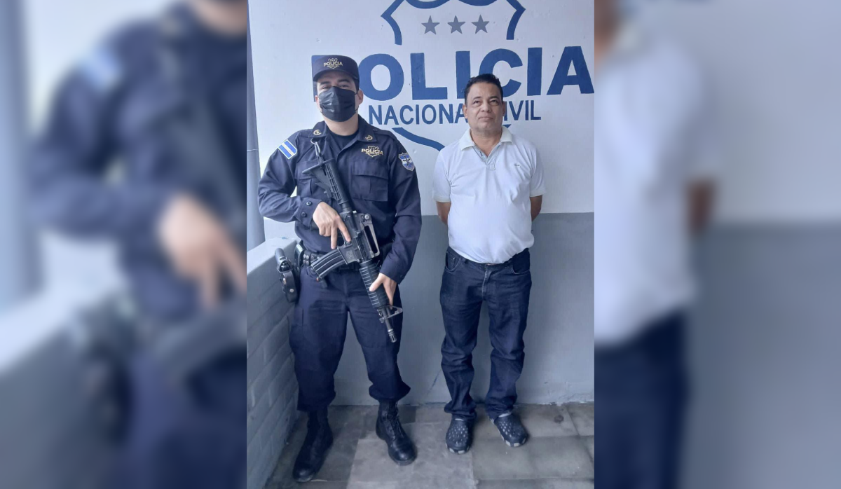 La PNC capturó a un profesor del Centro Escolar Valle de Jesús, en San Fernando, tras detectar mensajes inapropiados enviados a estudiantes por WhatsApp. Foto: PNCSV.