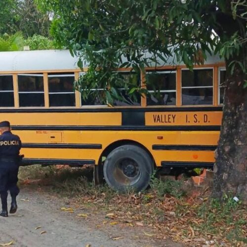 Una joven de 17 años sufrió lesiones graves luego de que un bus de la ruta 635 impactara su vivienda en San Pedro Perulapán, Cuscatlán Norte. Foto: @PNCSV.