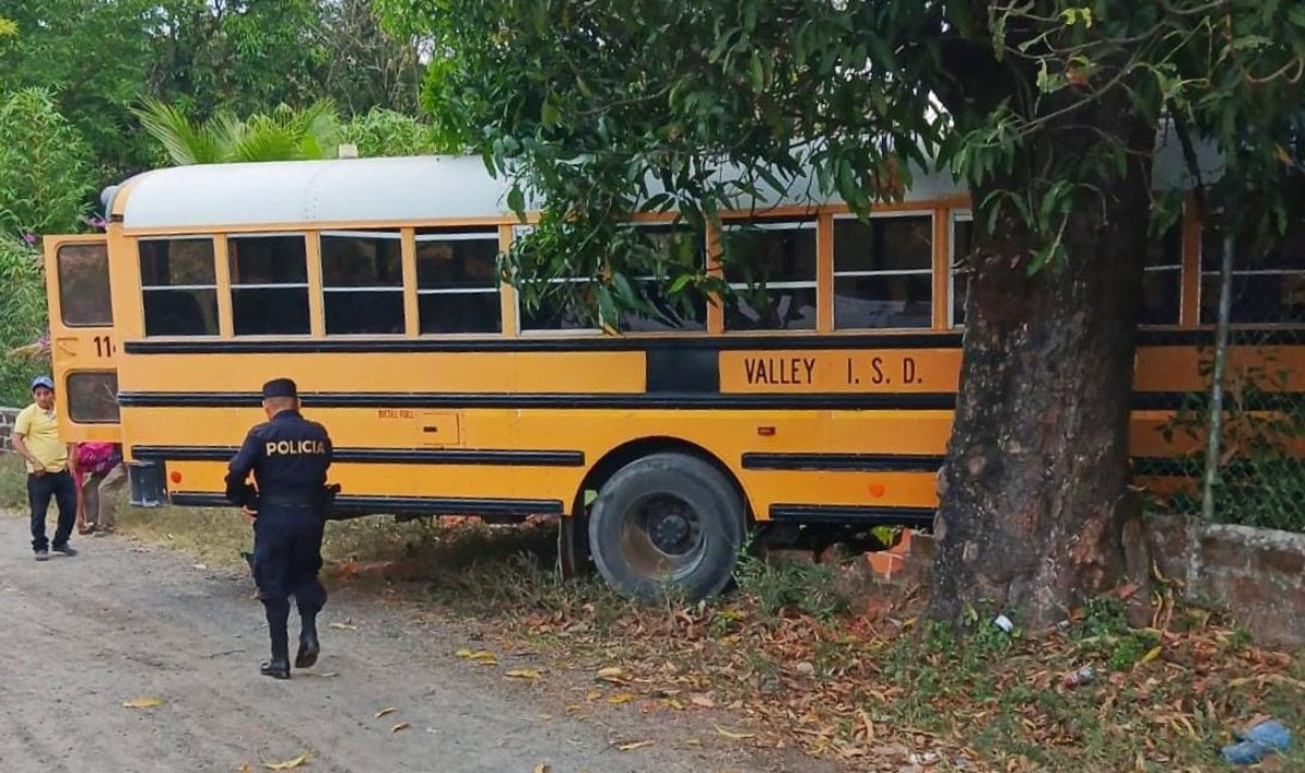 Una joven de 17 años sufrió lesiones graves luego de que un bus de la ruta 635 impactara su vivienda en San Pedro Perulapán, Cuscatlán Norte. Foto: @PNCSV.