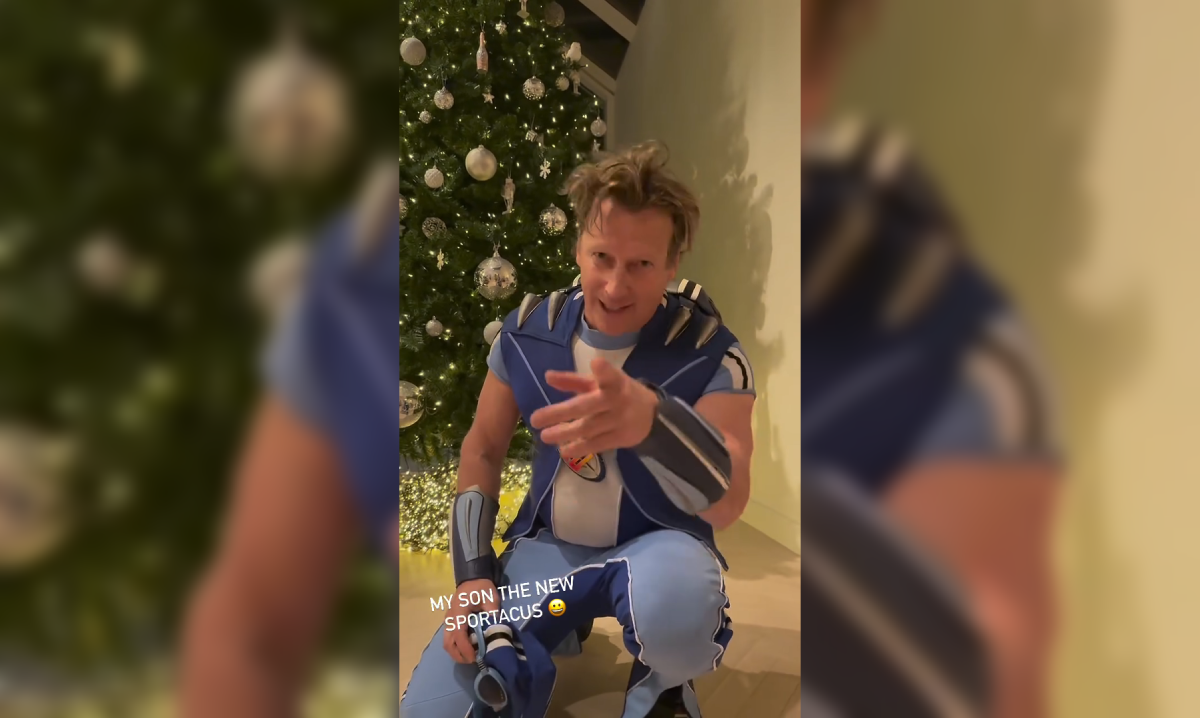 Magnús Scheving, el icónico Sportacus de LazyTown, causó impacto al caracterizar nuevamente al héroe azul junto a su hijo, reviviendo la nostalgia de millones. Foto: @magnus_scheving
