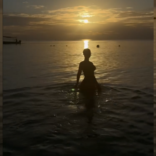 Hasbun enciende la polémica con un video artístico al atardecer que desafía la censura. ¿Libertad de expresión o puro escándalo en la costa salvadoreña? Foto: @adhasbun.