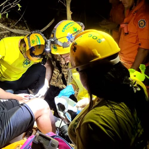 El Cuerpo de Bomberos y cuerpos de socorro rescataron a un joven de 24 años tras caer en una zona de difícil acceso en La Paz. Foto Archivo: @BomberosSV.