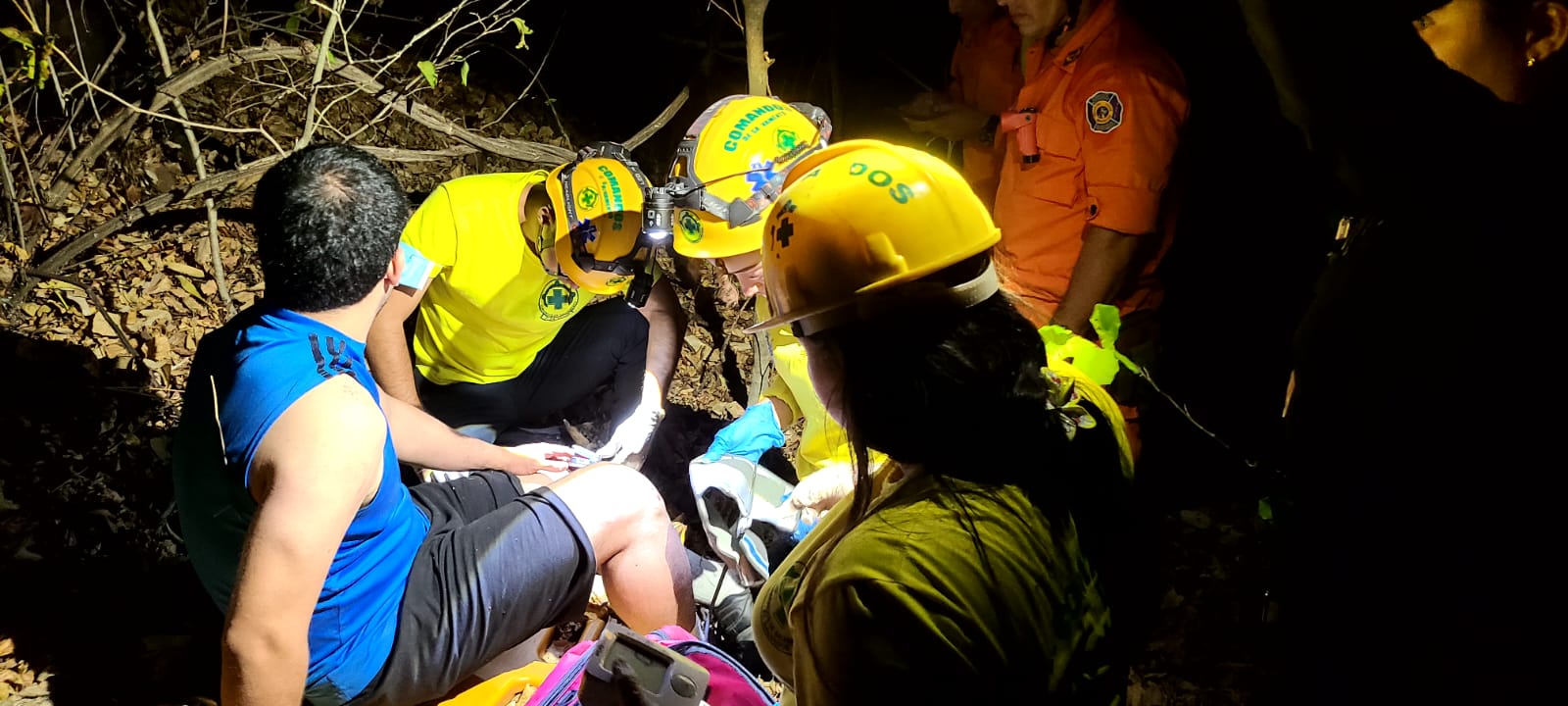 El Cuerpo de Bomberos y cuerpos de socorro rescataron a un joven de 24 años tras caer en una zona de difícil acceso en La Paz. Foto Archivo: @BomberosSV.