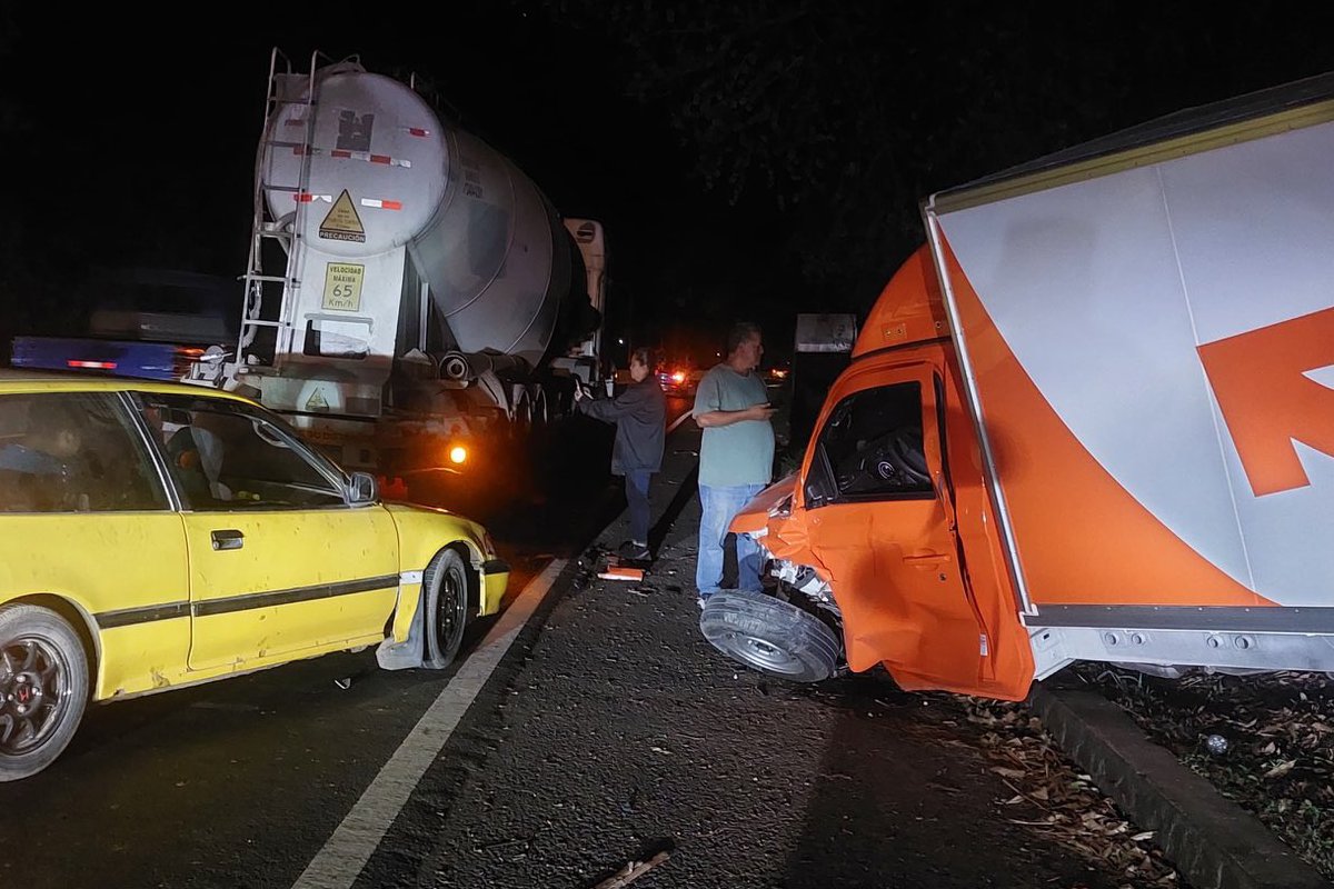 La PNC reporta un accidente en el kilómetro 55 de la vía hacia San Salvador; una rastra y un camión colisionaron, dejando un herido. Foto: PNCSV.