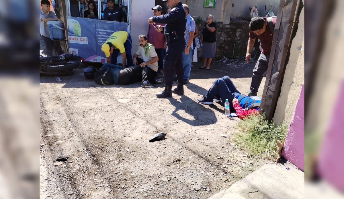 Dos motociclistas resultaron heridos tras colisionar con un pick-up en el km 12 de la Troncal del Norte, frente a la fábrica Insinca; fueron trasladados por Cruz Verde. Foto: Cruz Verde Salvadoreña.