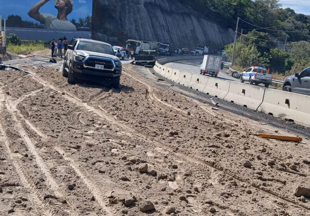 Un camión de tierra chocó en el km 25 de la vía al Puerto de La Libertad, dejando dos lesionados y el tráfico restringido por escombros. Foto: @PNCSV.