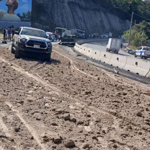 Un camión de tierra chocó en el km 25 de la vía al Puerto de La Libertad, dejando dos lesionados y el tráfico restringido por escombros. Foto: @PNCSV.
