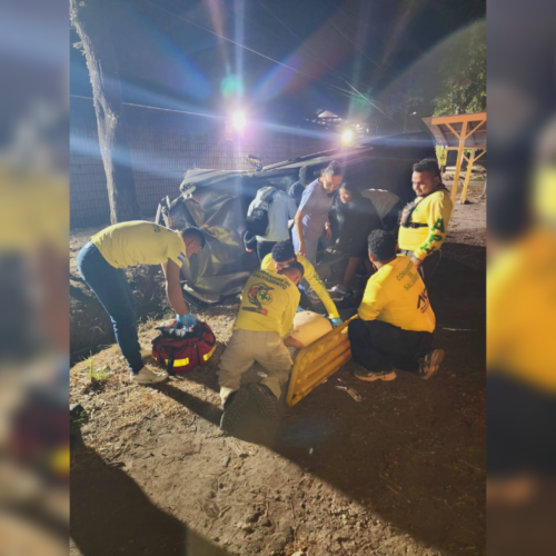 Una persona fue rescatada y estabilizada por Cruz Verde tras perder el control de su automóvil y volcar en la carretera Panamericana (CA-1). Foto: Cruz Verde Salvadoreña.
