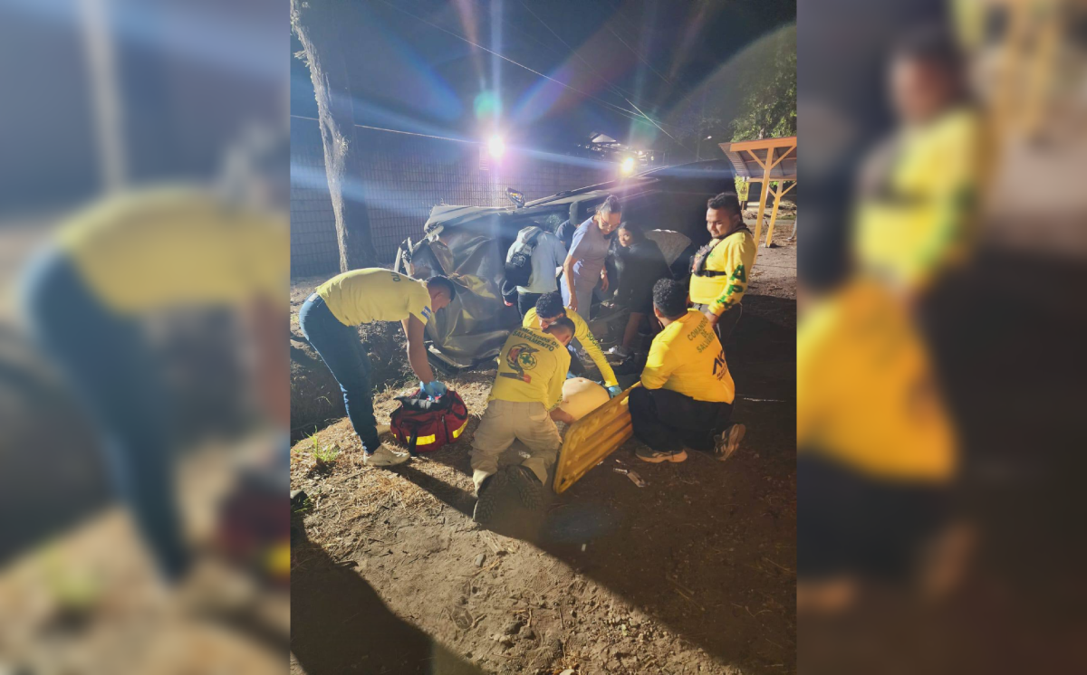 Una persona fue rescatada y estabilizada por Cruz Verde tras perder el control de su automóvil y volcar en la carretera Panamericana (CA-1). Foto: Cruz Verde Salvadoreña.