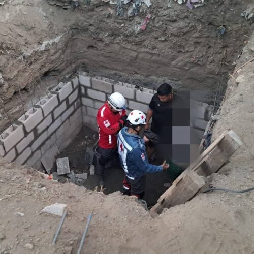 Un hombre resultó lesionado tras una descarga eléctrica mientras construía una fosa séptica en el cantón Chanmico, San Juan Opico. Foto: Cruz Roja Salvadoreña.