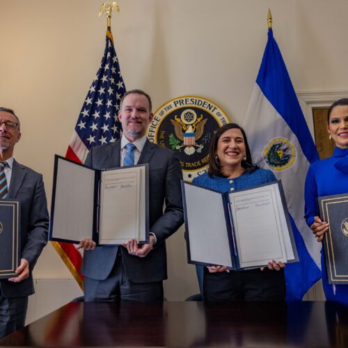 El Salvador es el primer país del Hemisferio Occidental en firmar un acuerdo comercial recíproco con EE. UU. para la eliminación de aranceles, beneficiando sectores clave como textiles y agricultura. Foto: @NayibBukele.