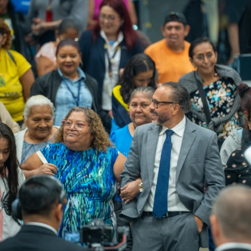 Ernesto Castro causa revuelo en la Asamblea Legislativa al dejarse ver rodeado de ciudadanos en un ambiente de confianza y camaradería. La cercanía del funcionario rompe con la rigidez política tradicional. Foto: @ernestocastrosv.