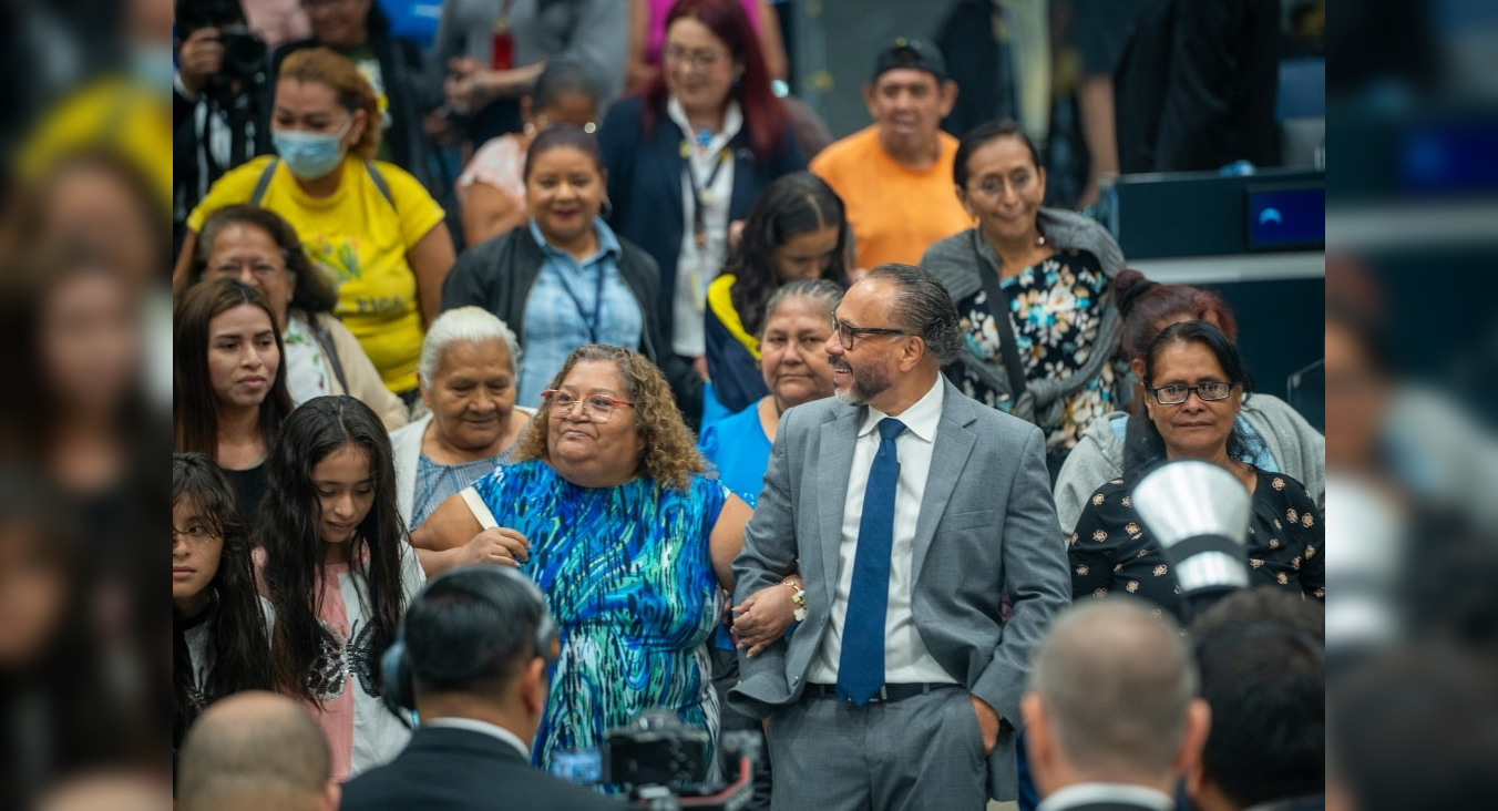 Ernesto Castro causa revuelo en la Asamblea Legislativa al dejarse ver rodeado de ciudadanos en un ambiente de confianza y camaradería. La cercanía del funcionario rompe con la rigidez política tradicional. Foto: @ernestocastrosv.