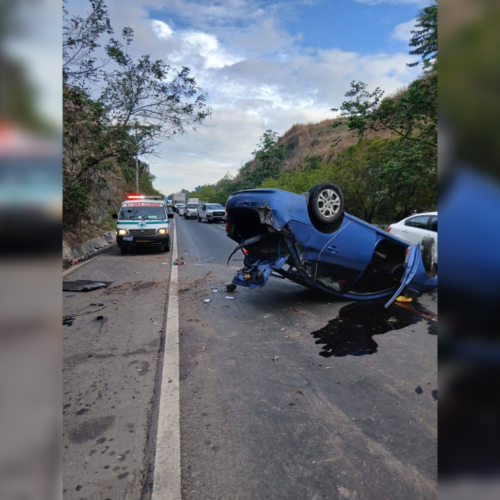 Socorristas de Cruz Verde auxiliaron a una conductora y su acompañante tras un volcamiento cerca de la Universidad Don Bosco en Soyapango. Foto: Cruz Verde Salvadoreña.