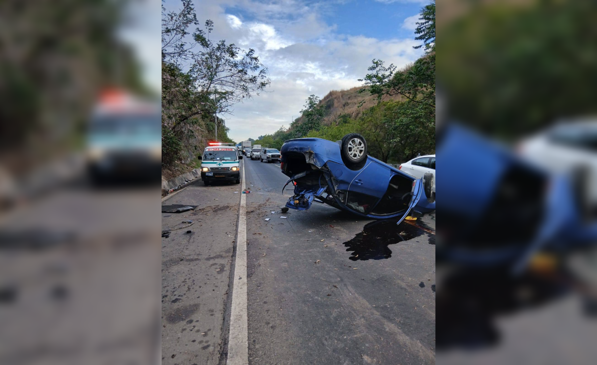 Socorristas de Cruz Verde auxiliaron a una conductora y su acompañante tras un volcamiento cerca de la Universidad Don Bosco en Soyapango. Foto: Cruz Verde Salvadoreña.