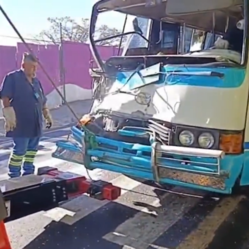 Un microbús impactó contra un sedán y un camión en dirección al Salvador del Mundo; víctimas fueron trasladadas a centros médicos. La prevención es clave. Foto: VMT.