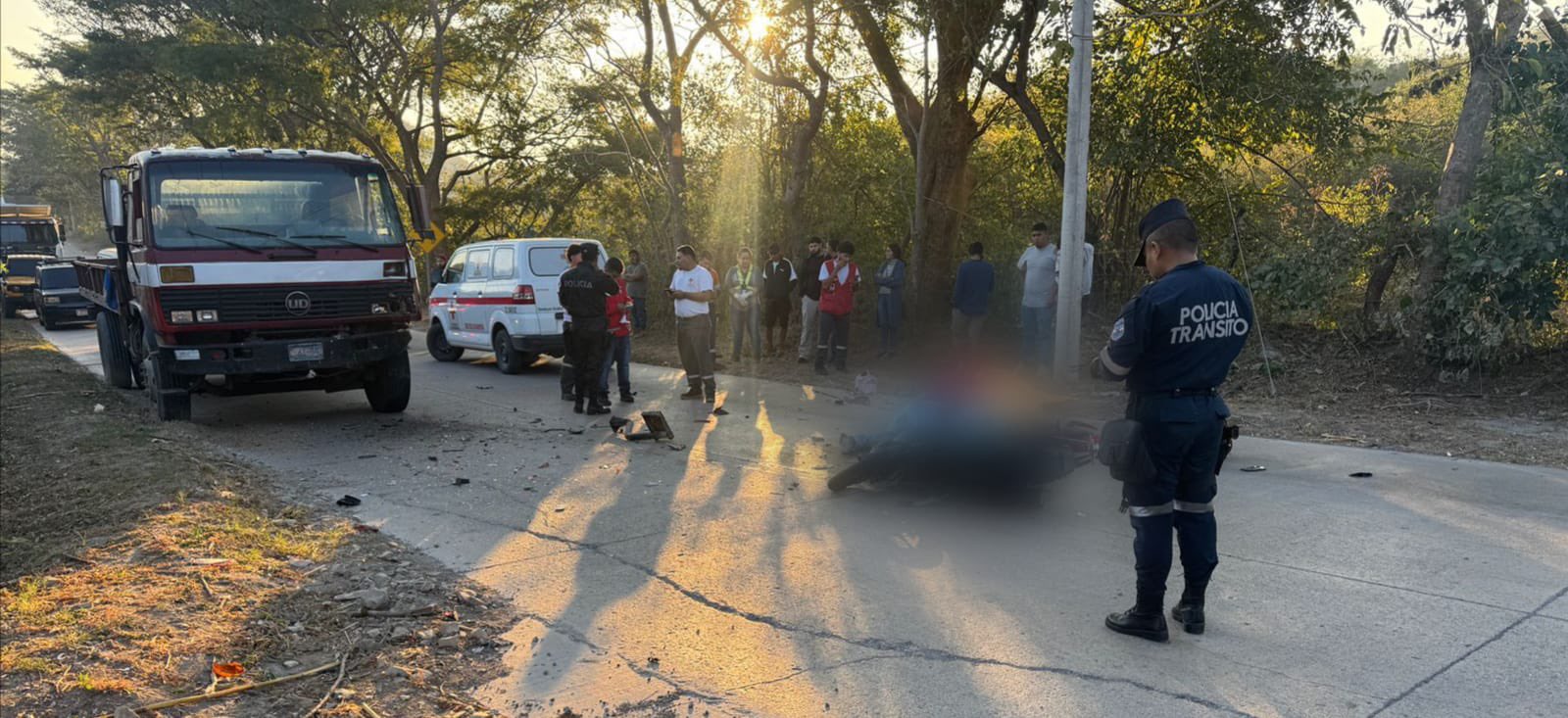 Un motociclista y su acompañante perdieron la vida en el caserío El Ronco tras invadir el carril contrario por excesiva velocidad. Foto: @PNCSV.