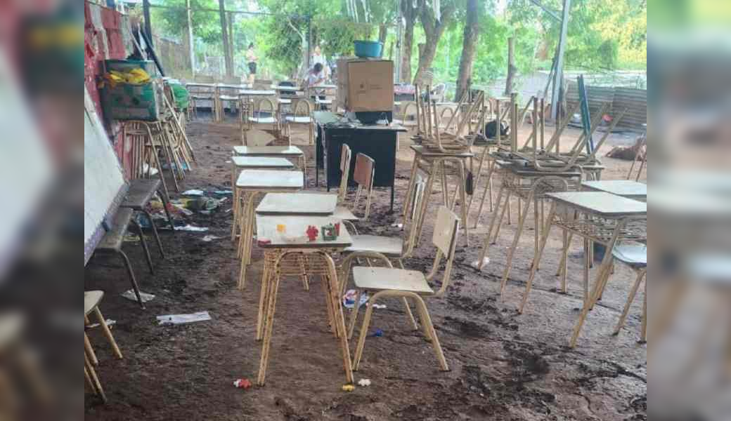 Familias del caserío La Ceiba denuncian que, tras cuatro años de promesas de reconstrucción, los niños reciben clases en condiciones deplorables. Foto: FOTO EDH/CORTESÍA.
