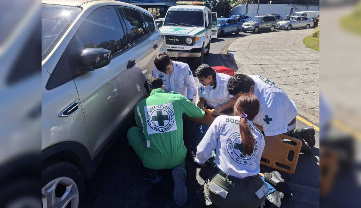 Socorristas de Cruz Verde Mejicanos auxiliaron a un motociclista con múltiples lesiones tras impactar contra una camioneta en la capital. Foto: Foto: Cruz Verde Salvadoreña.