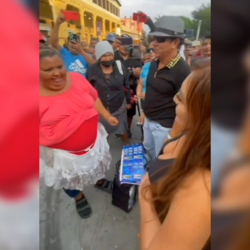 Doña Delmi, conocida como La Prestobarba, confrontó a Yanira Berríos en el Centro Histórico de San Salvador tras sus polémicos comentarios sobre los vendedores. "¿Cuál es la lástima que me tenés?", le espetó. Foto: Cortesía.