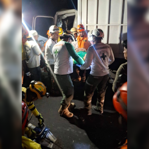 Una persona fue liberada tras quedar atrapada en la cabina de un camión que impactó contra una rastra en el km 43½ de la carretera a Santa Ana. Foto: Comandos de Salvamento.