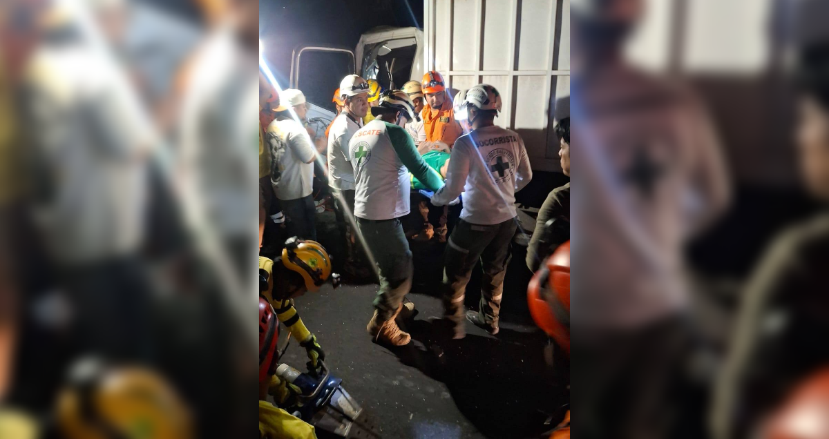Una persona fue liberada tras quedar atrapada en la cabina de un camión que impactó contra una rastra en el km 43½ de la carretera a Santa Ana. Foto: Comandos de Salvamento.