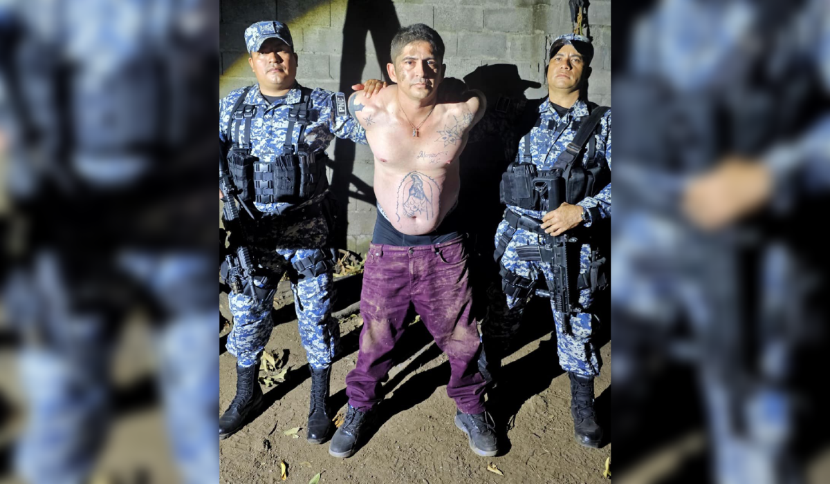 La PNC detuvo a un pandillero de la 18 Sureños tras un allanamiento judicial en la colonia San Carlos de San Miguel. El sujeto, alias "Sabueso", tenía un altar de la santa muerte. Foto: @PNCSV.