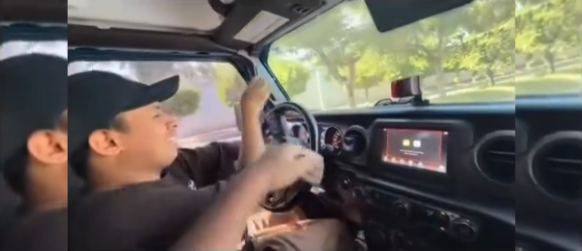 Dos influencers salvadoreños terminaron en el hospital tras chocar su vehículo por grabar un TikTok mientras manejaban. La imprudencia al volante indigna a las redes. Foto: Cortesía.