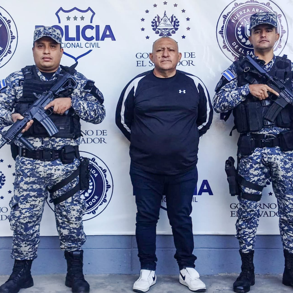 La PNC arrestó a Salvador del Cid Corona López tras encañonar a su pareja durante una discusión en Ilopango, incautando un arma y municiones. Foto: @PNCSV.