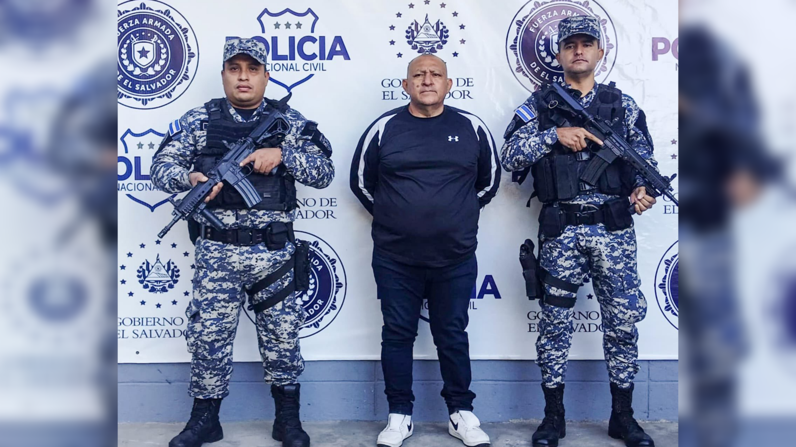 La PNC arrestó a Salvador del Cid Corona López tras encañonar a su pareja durante una discusión en Ilopango, incautando un arma y municiones. Foto: @PNCSV.