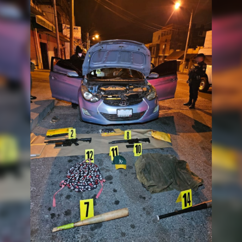 Operativos de la PNC forzaron a criminales del Barrio 18 a abandonar un vehículo con fusiles de asalto y bates usados en recientes ataques. Foto: @PNCdeGuatemala.