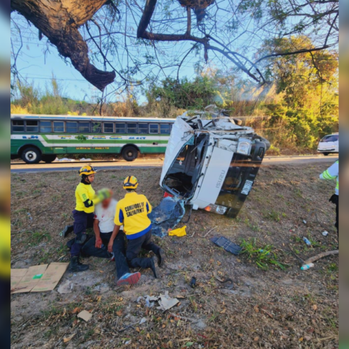Un hombre resultó herido tras el vuelco de un camión Izuzu en la carretera hacia Santa Ana; fue auxiliado por Comandos de Salvamento. Foto: Comandos de Salvamento.