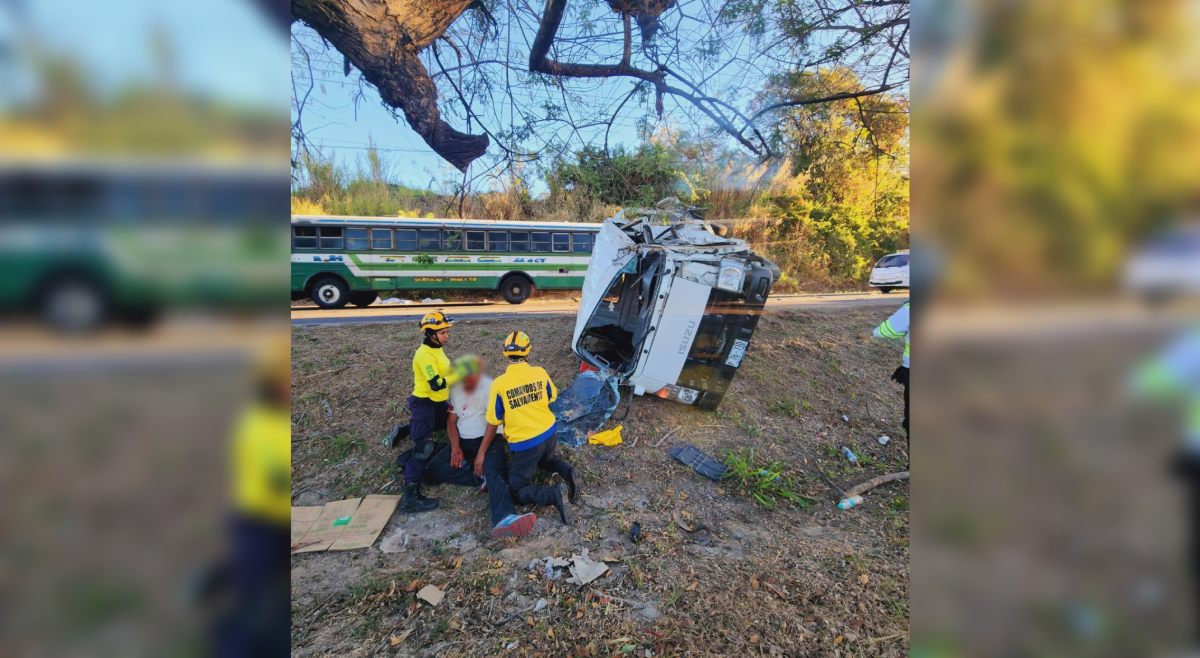 Un hombre resultó herido tras el vuelco de un camión Izuzu en la carretera hacia Santa Ana; fue auxiliado por Comandos de Salvamento. Foto: Comandos de Salvamento.