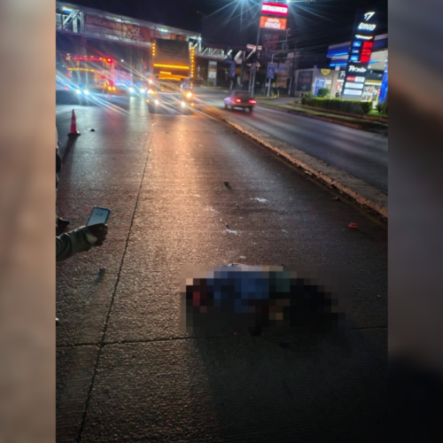 Un peatón de la tercera edad perdió la vida tras ser embestido por un vehículo en la Carretera Troncal del Norte, frente a PeriPlaza Apopa. Foto: Cruz Verde Salvadoreña.
