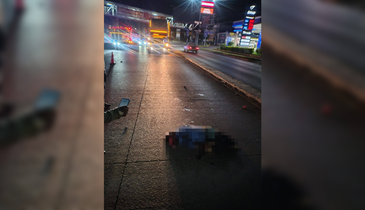 Un peatón de la tercera edad perdió la vida tras ser embestido por un vehículo en la Carretera Troncal del Norte, frente a PeriPlaza Apopa. Foto: Cruz Verde Salvadoreña.