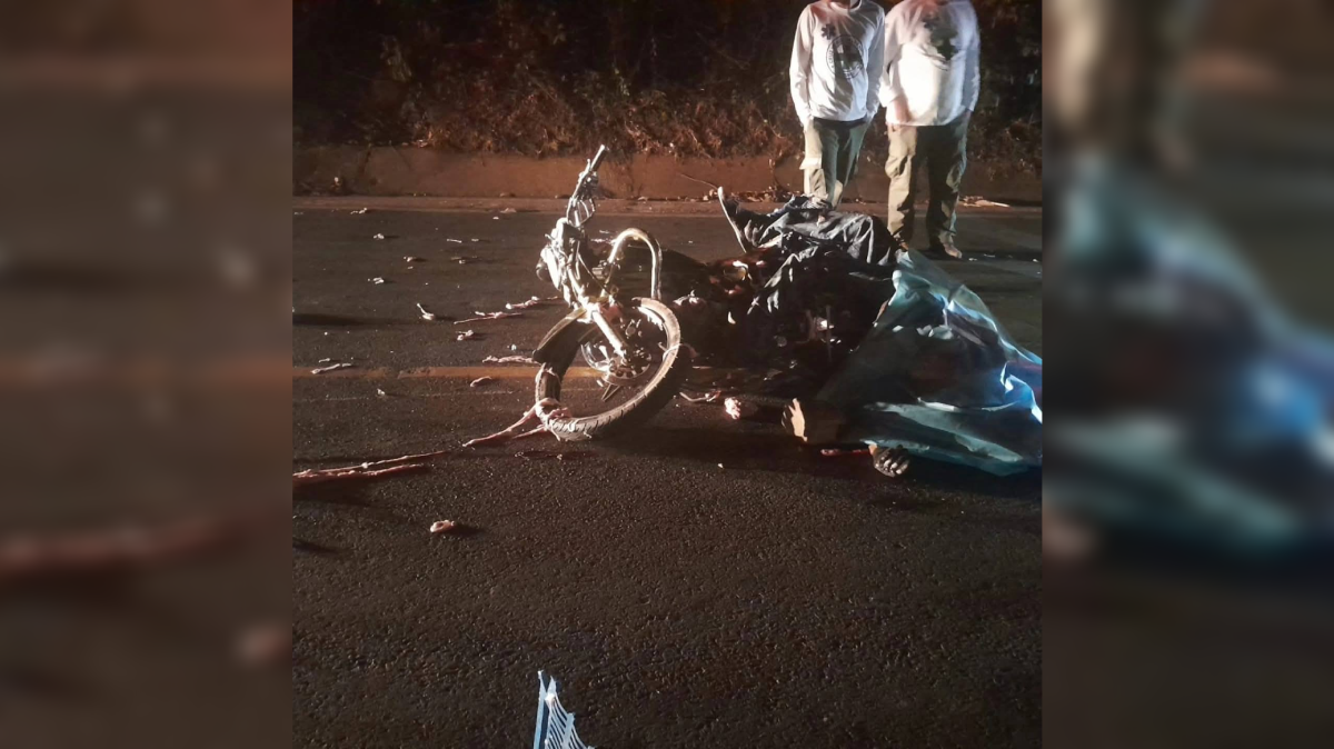 Un motociclista perdió la vida al chocar frontalmente con un microbús en "La Medusa", Santa Ana. Cruz Verde Salvadoreña confirmó el deceso en el lugar. Foto: Cruz Verde Salvadoreña.