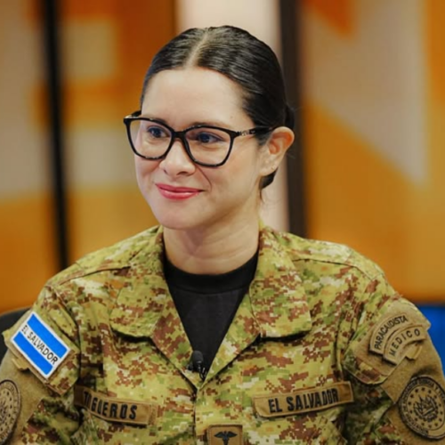 La ministra Karla Trigueros confirmó una alta recepción de estudiantes retornados que recibirán tablets y computadoras este año en el sistema público. Foto: SecPrensaSV.