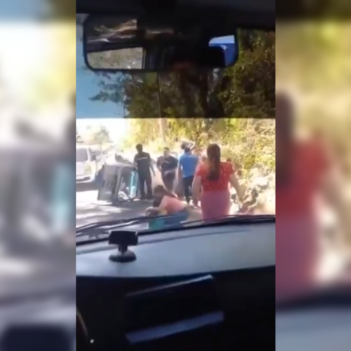 Cinco personas, entre ellas una menor de edad, resultaron heridas tras el volcamiento de un microbús en la colonia San Juan, San Juan Opico. Foto: Cortesía.