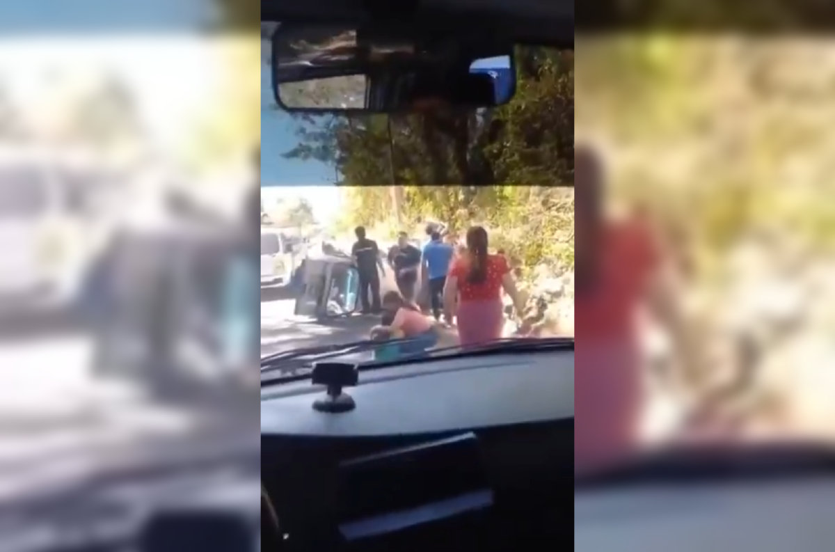 Cinco personas, entre ellas una menor de edad, resultaron heridas tras el volcamiento de un microbús en la colonia San Juan, San Juan Opico. Foto: Cortesía.