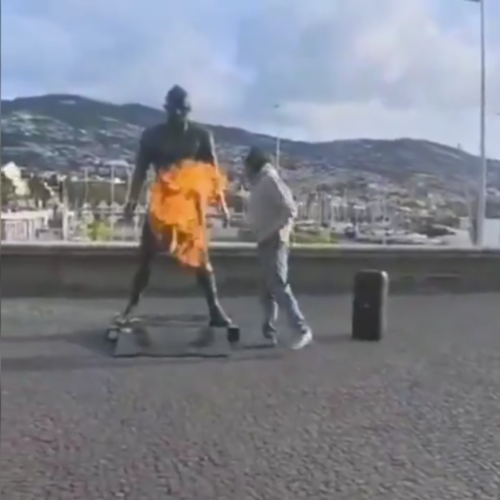 Un hombre causó indignación en Madeira tras incendiar el monumento a Cristiano Ronaldo y bailar frente a las llamas. El video se volvió viral. Foto: Cortesía.