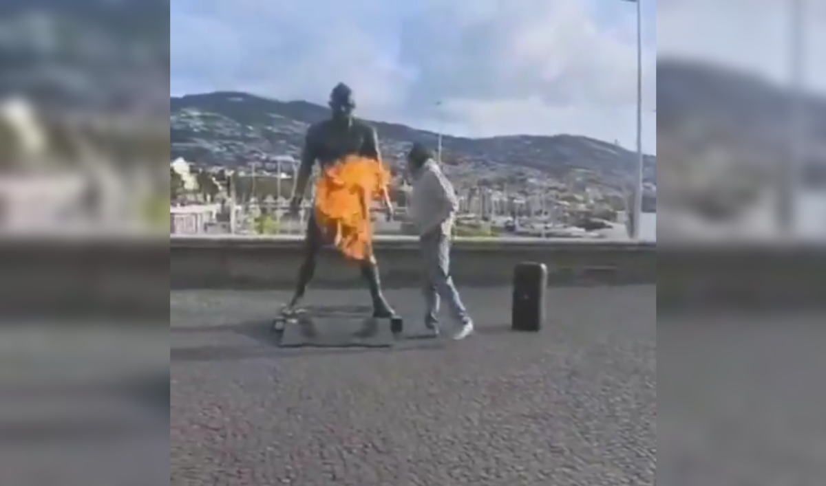 Un hombre causó indignación en Madeira tras incendiar el monumento a Cristiano Ronaldo y bailar frente a las llamas. El video se volvió viral. Foto: Cortesía.