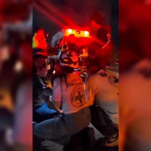 Una joven motociclista fue trasladada a un centro asistencial tras derrapar por aceite derramado en el paso a desnivel del monumento Bienvenido a Casa. Foto: Cruz Verde Salvadoreña.