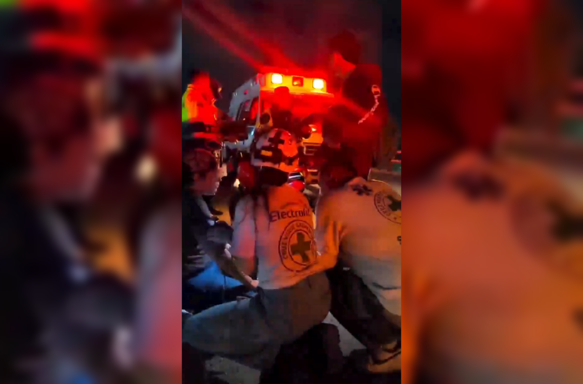 Una joven motociclista fue trasladada a un centro asistencial tras derrapar por aceite derramado en el paso a desnivel del monumento Bienvenido a Casa. Foto: Cruz Verde Salvadoreña.