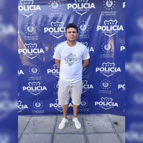 Hernán Castillo Campos, de 22 años, fue arrestado por la PNC tras agredir a otro hombre con un envase de vidrio en la urbanización Valle del Sol, Apopa. Foto: @PNCSV.