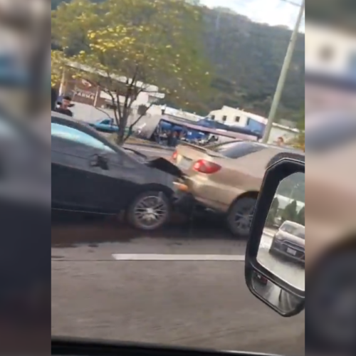 Cuatro vehículos protagonizaron un choque en cadena en la autopista a Comalapa, a la altura de la colonia 10 de Octubre, afectando el carril hacia San Salvador. Foto: @COBRA89701915