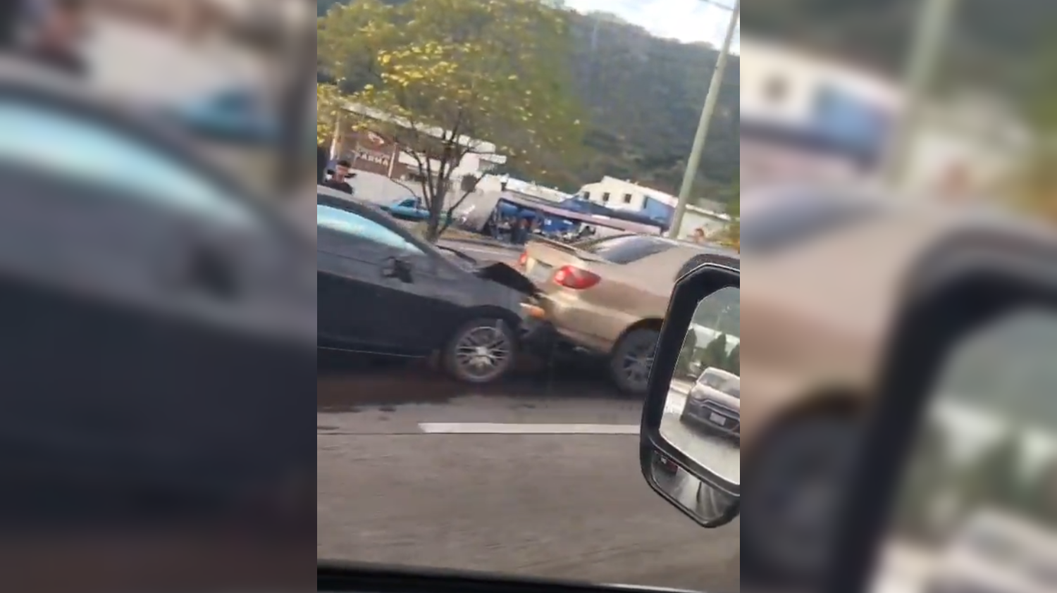 Cuatro vehículos protagonizaron un choque en cadena en la autopista a Comalapa, a la altura de la colonia 10 de Octubre, afectando el carril hacia San Salvador. Foto: @COBRA89701915